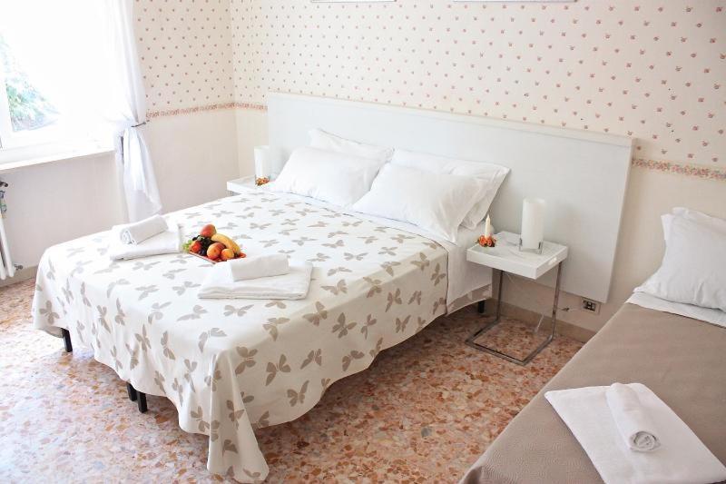 Apartment At Colosseo With Terrace Overlooking The Garden By Lyon Рим Екстериор снимка