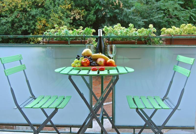 Apartment At Colosseo With Terrace Overlooking The Garden By Lyon Рим Екстериор снимка